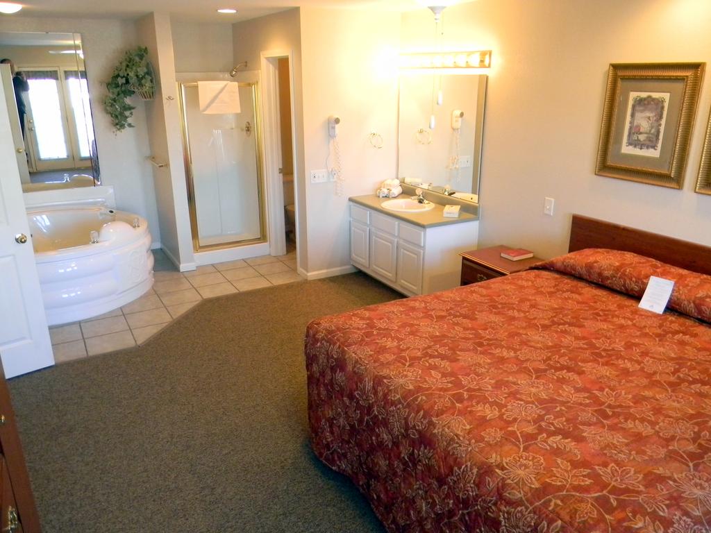 Grand Crowne Surrey Resorts Branson MO bedroom and bathroom